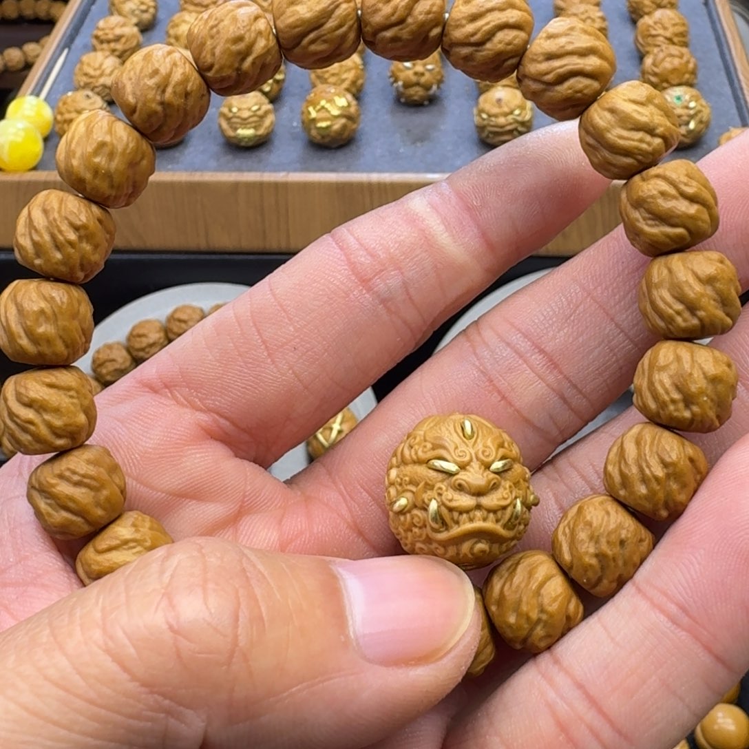 蔡***。全品混元珠加唐狮镶嵌