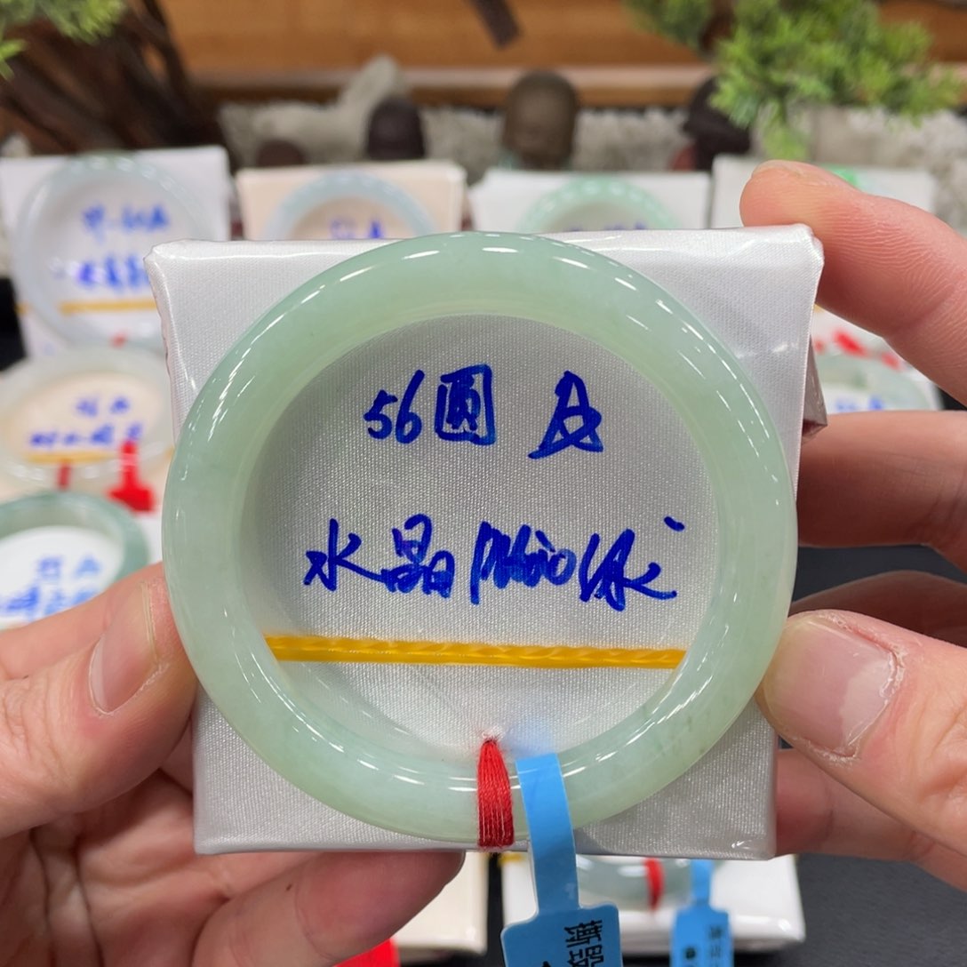 翡翠手镯未镶嵌翡翠