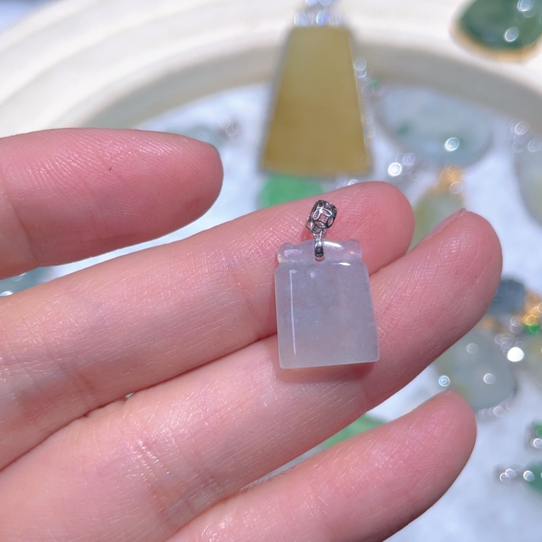 翡翠颈饰18K金镶嵌翡翠