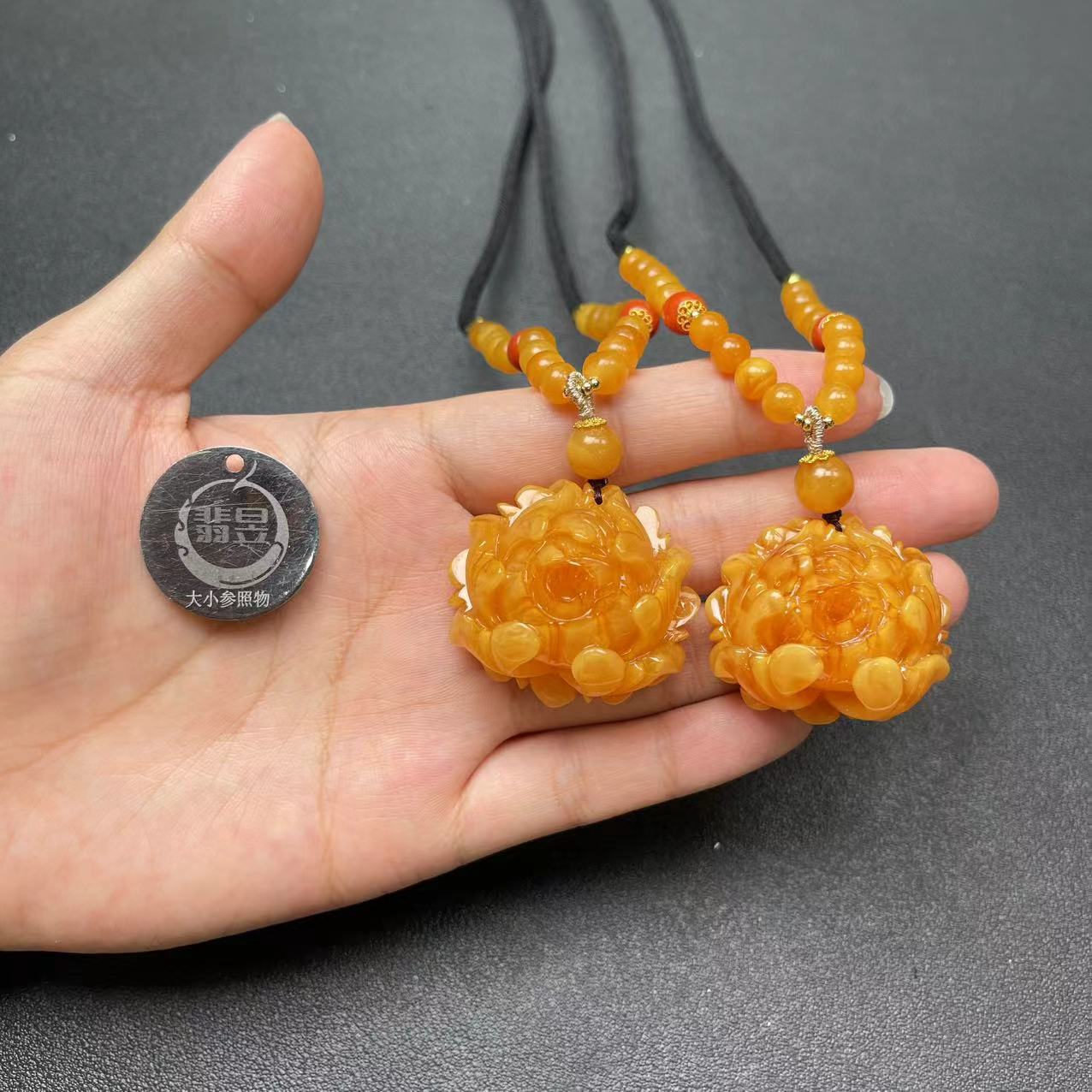 35608T01-3B15-蜜蜡吊坠绑绳/随形吊坠/-多样性发其一