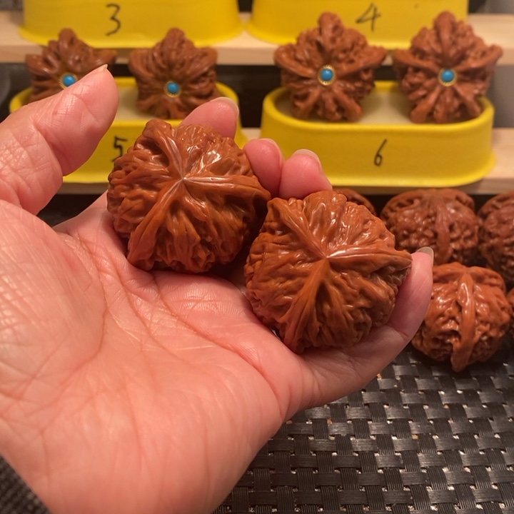 平***务桃核吊坠宫灯正奔……