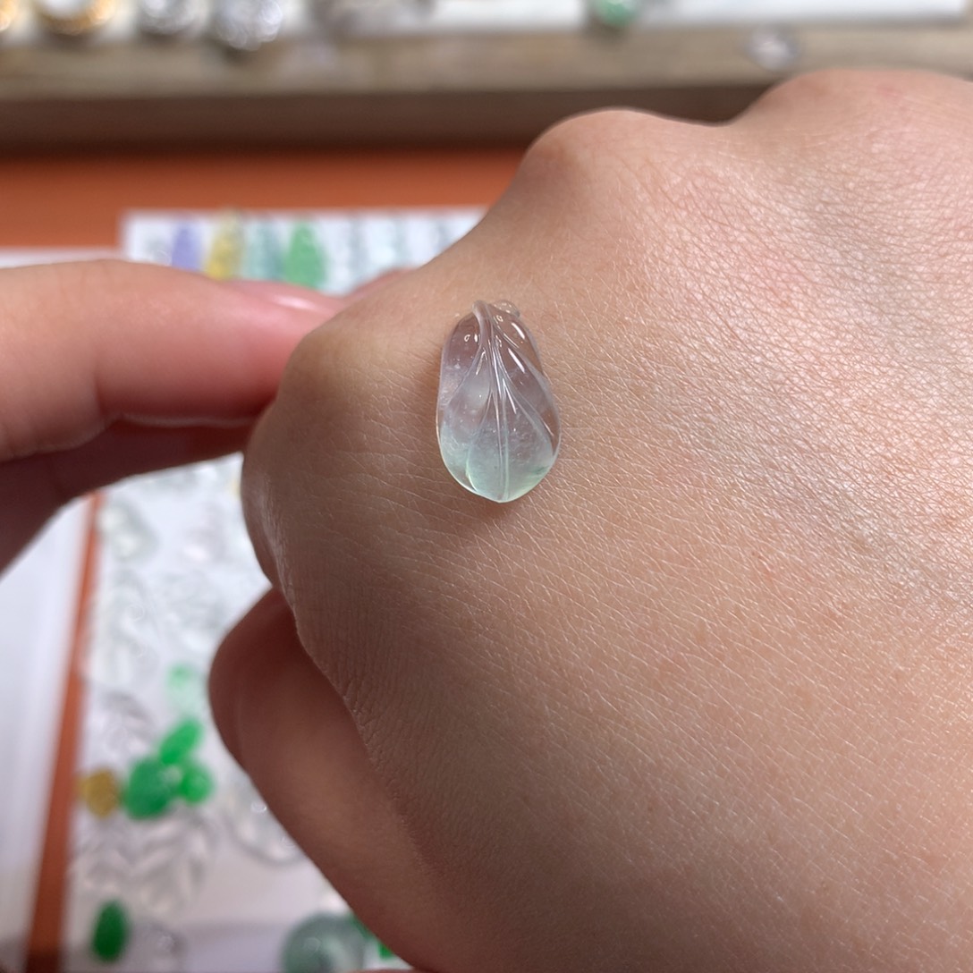 翡翠未镶嵌颈饰飘绿叶