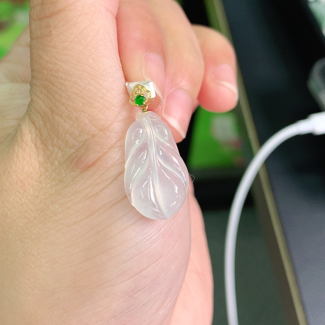 翡翠颈饰18K金镶嵌高冰芭蕉叶21.5*11.3*4