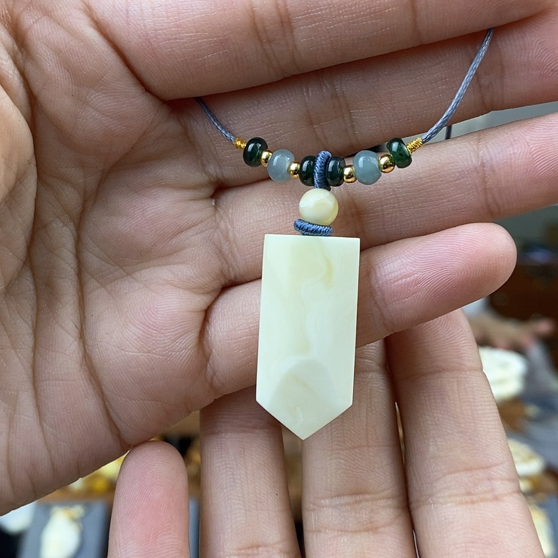 琥珀裸石未镶嵌蜜蜡盾牌