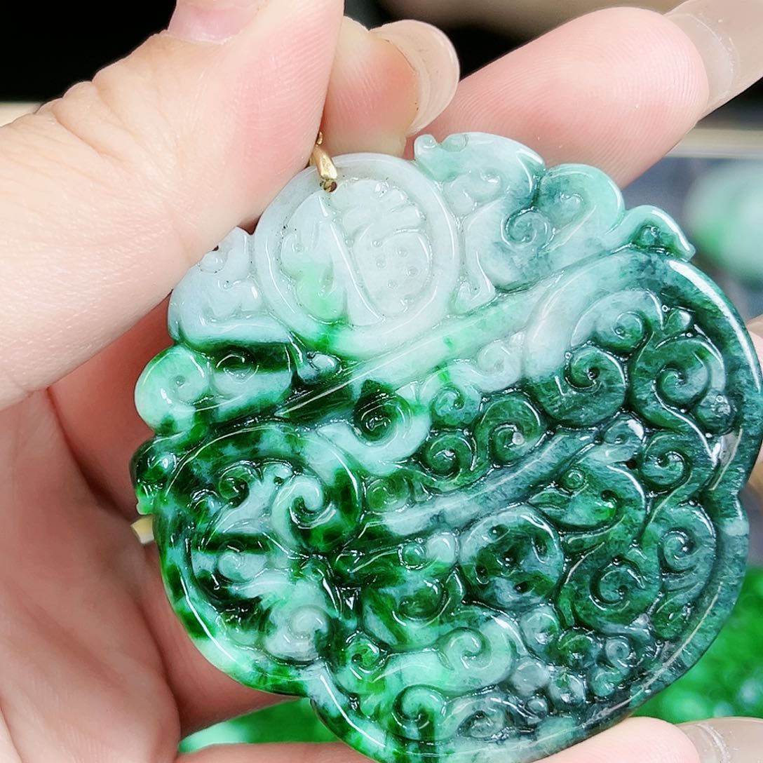 翡翠颈饰18K金镶嵌吊坠