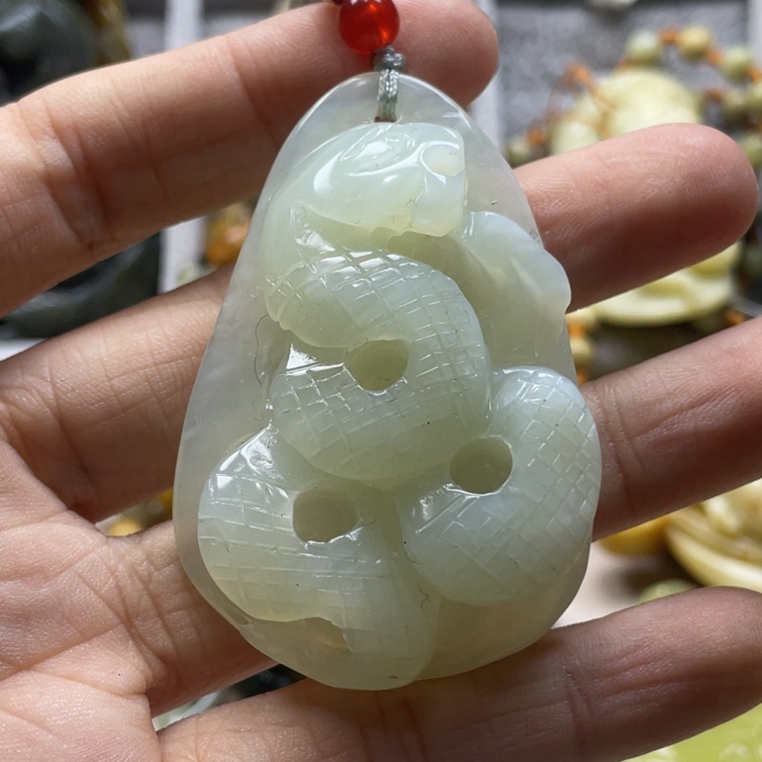 蛇纹石玉颈饰未镶嵌