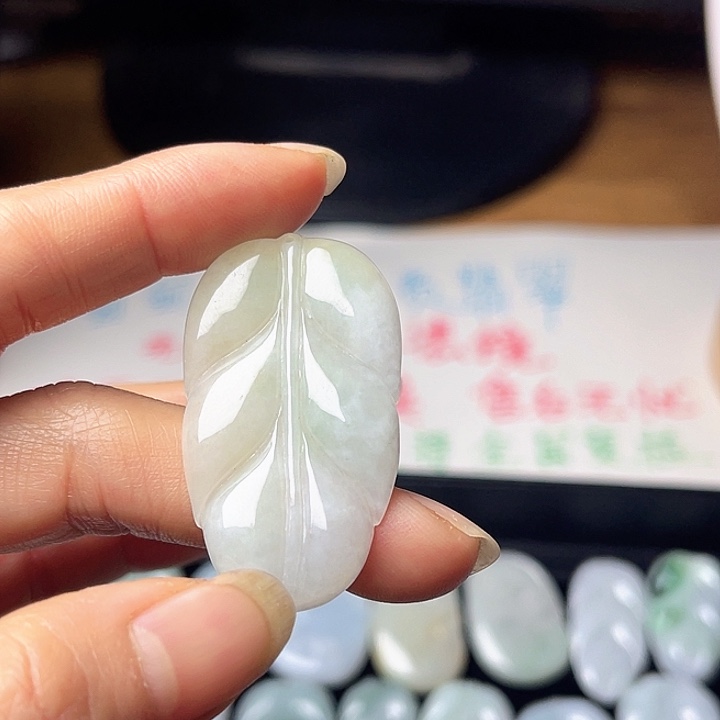 翡翠未镶嵌颈饰叶子