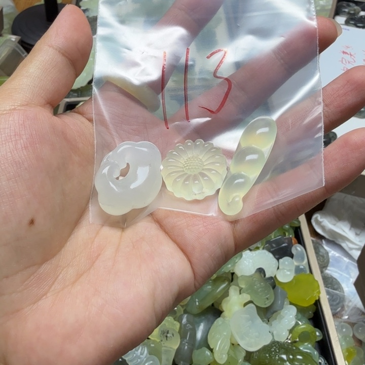 透闪石-蛇纹石玉吊坠未镶嵌