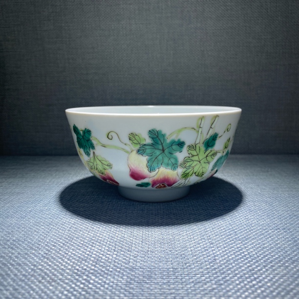 粉彩内绘花卉纹碗