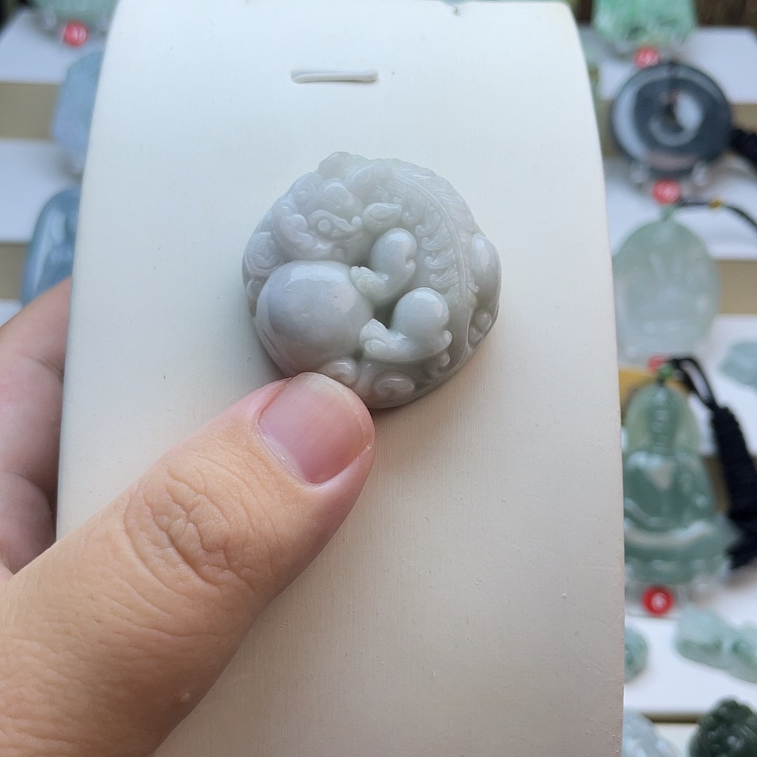 翡翠未镶嵌颈饰貔貅