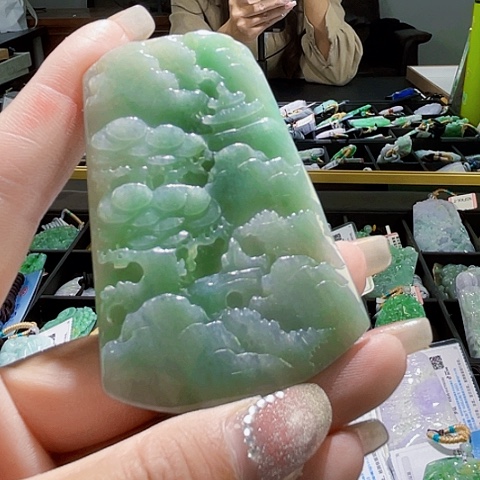 翡翠未镶嵌颈饰一个