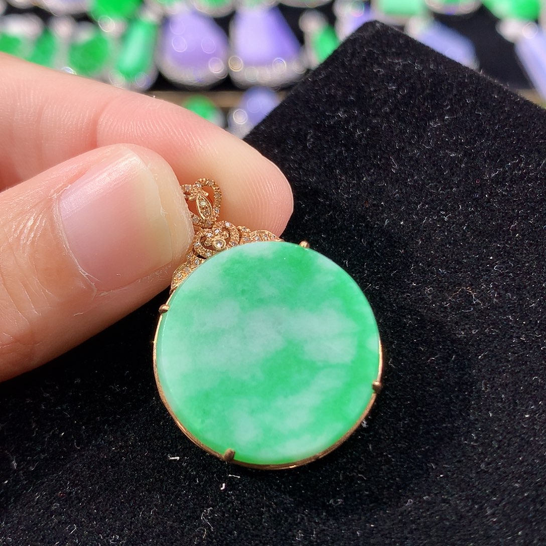 翡翠18K金镶嵌颈饰