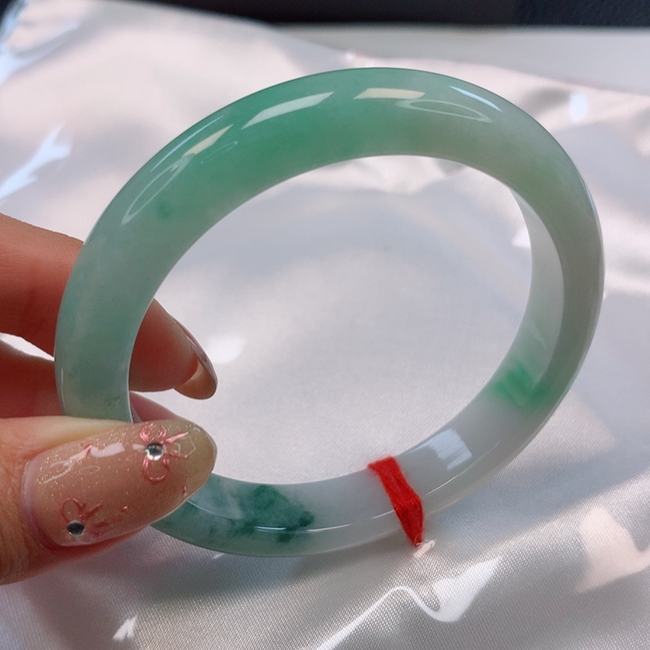 翡翠手镯未镶嵌55圈