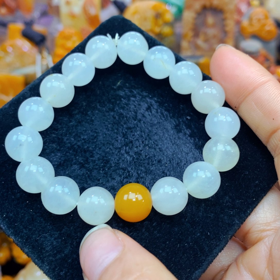 未镶嵌石英质玉（黄龙玉）颈饰