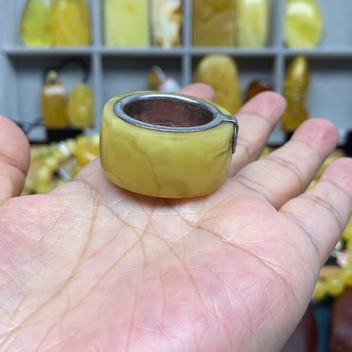 琥珀未镶嵌裸石戒指