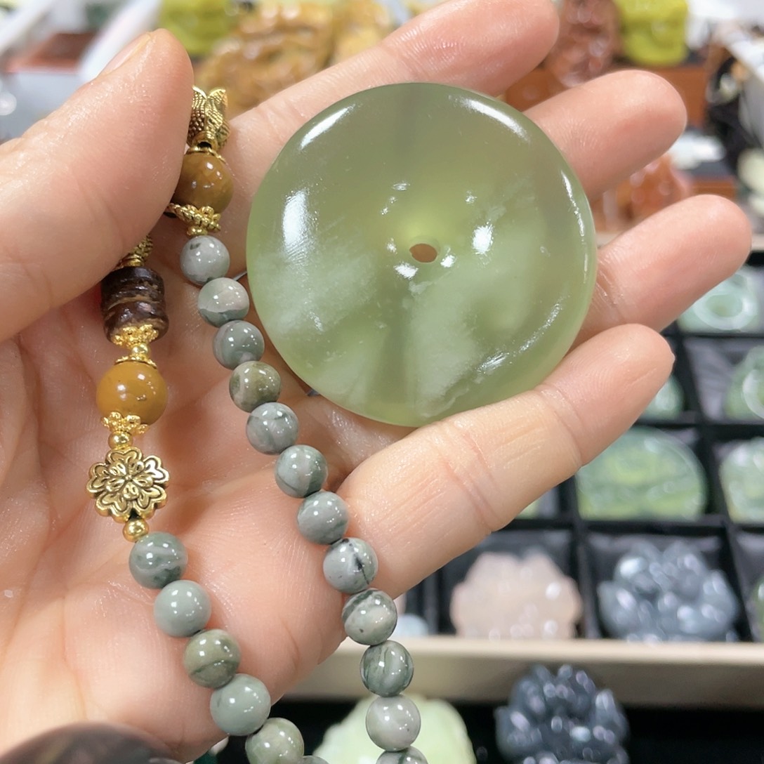 蛇纹石玉颈饰合金