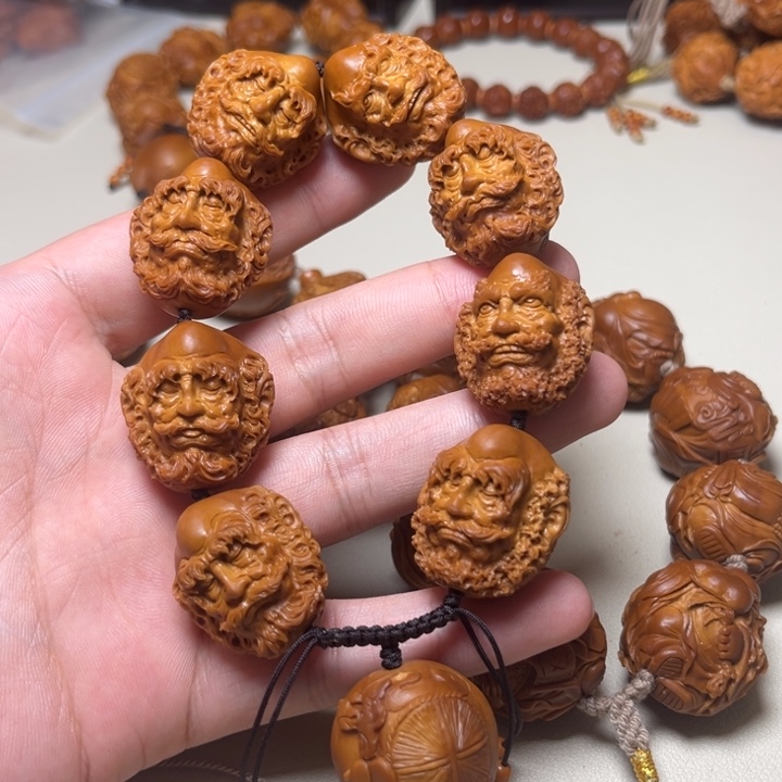 童***人手串橄榄核橄榄核