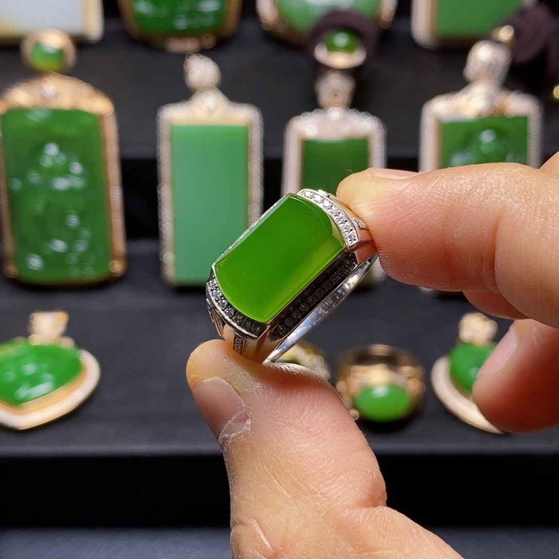 和田玉吊坠(不含链)18K金镶嵌俊*?