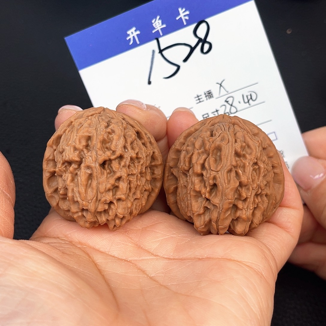 文玩核桃吊坠三角白38尺无刀修。 1528