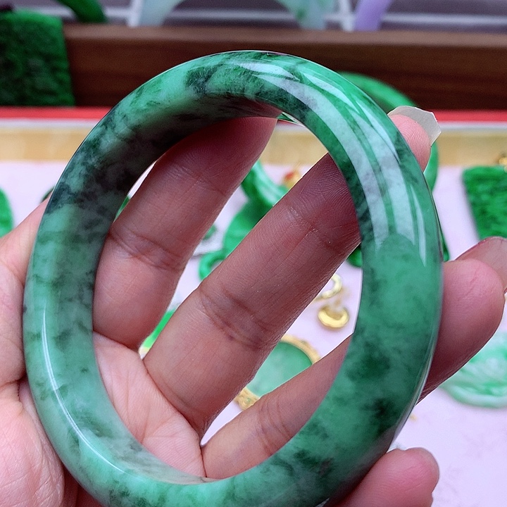 翡翠手镯未镶嵌翡翠