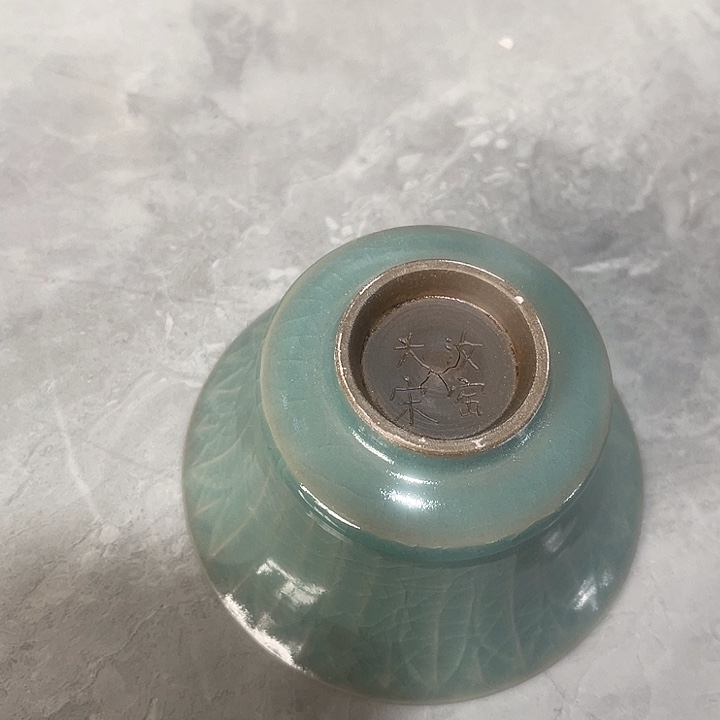 微瑕仿古釉莲瓣碗
