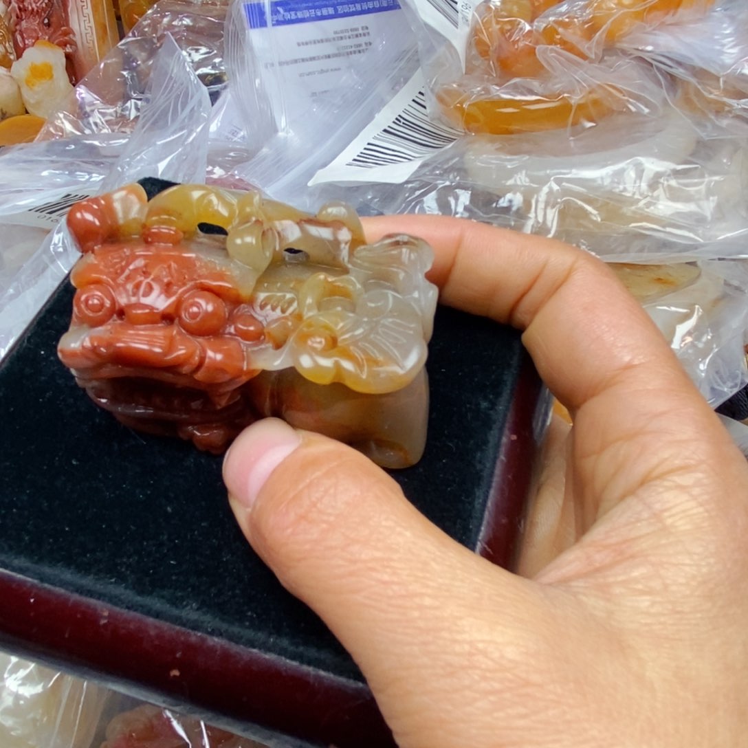 石英质玉（黄龙玉）颈饰未镶嵌