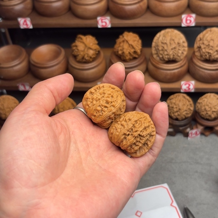 文玩核桃吊坠白狮子