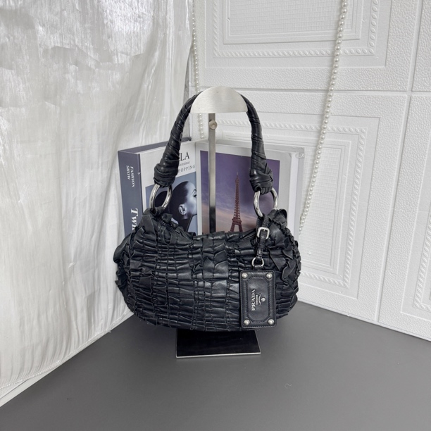 95新 Prada/普拉达 黑色褶皱手提包