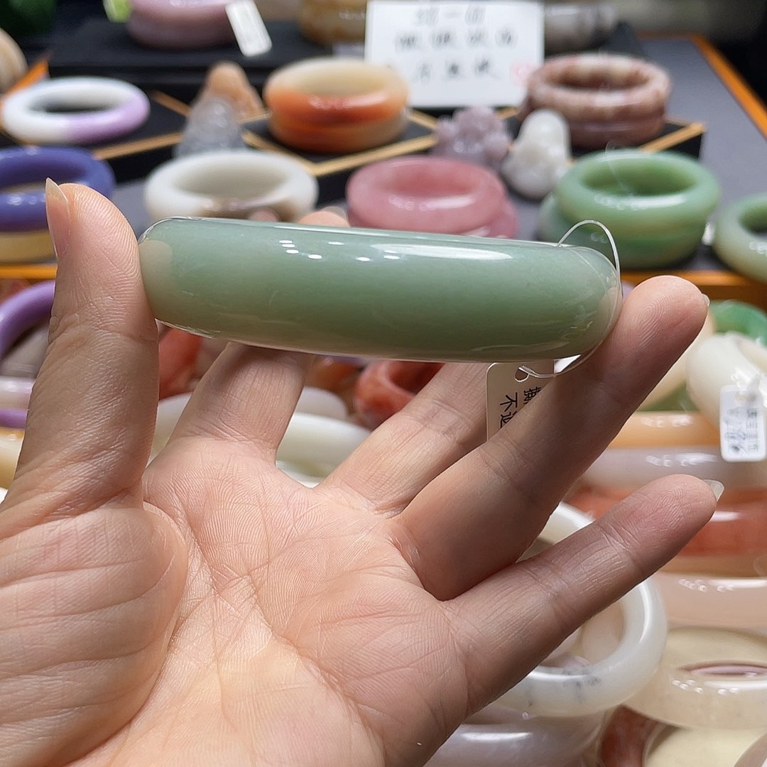 未镶嵌手镯石英岩玉