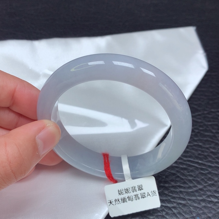翡翠手镯未镶嵌。