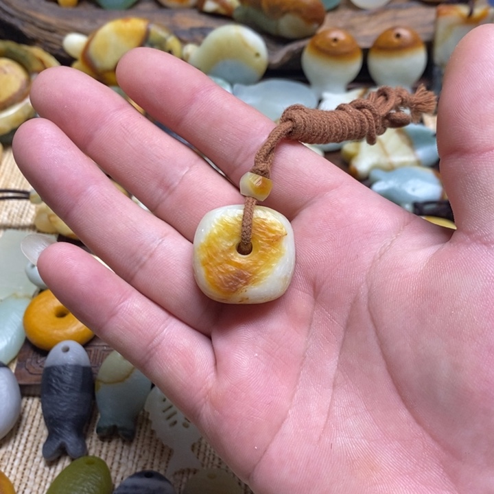 蛇纹石玉未镶嵌颈饰