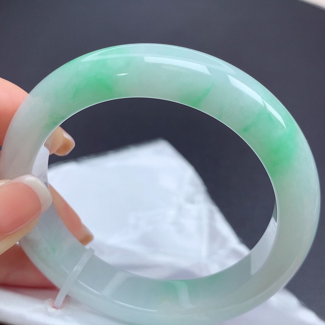 翡翠手镯未镶嵌58圈口