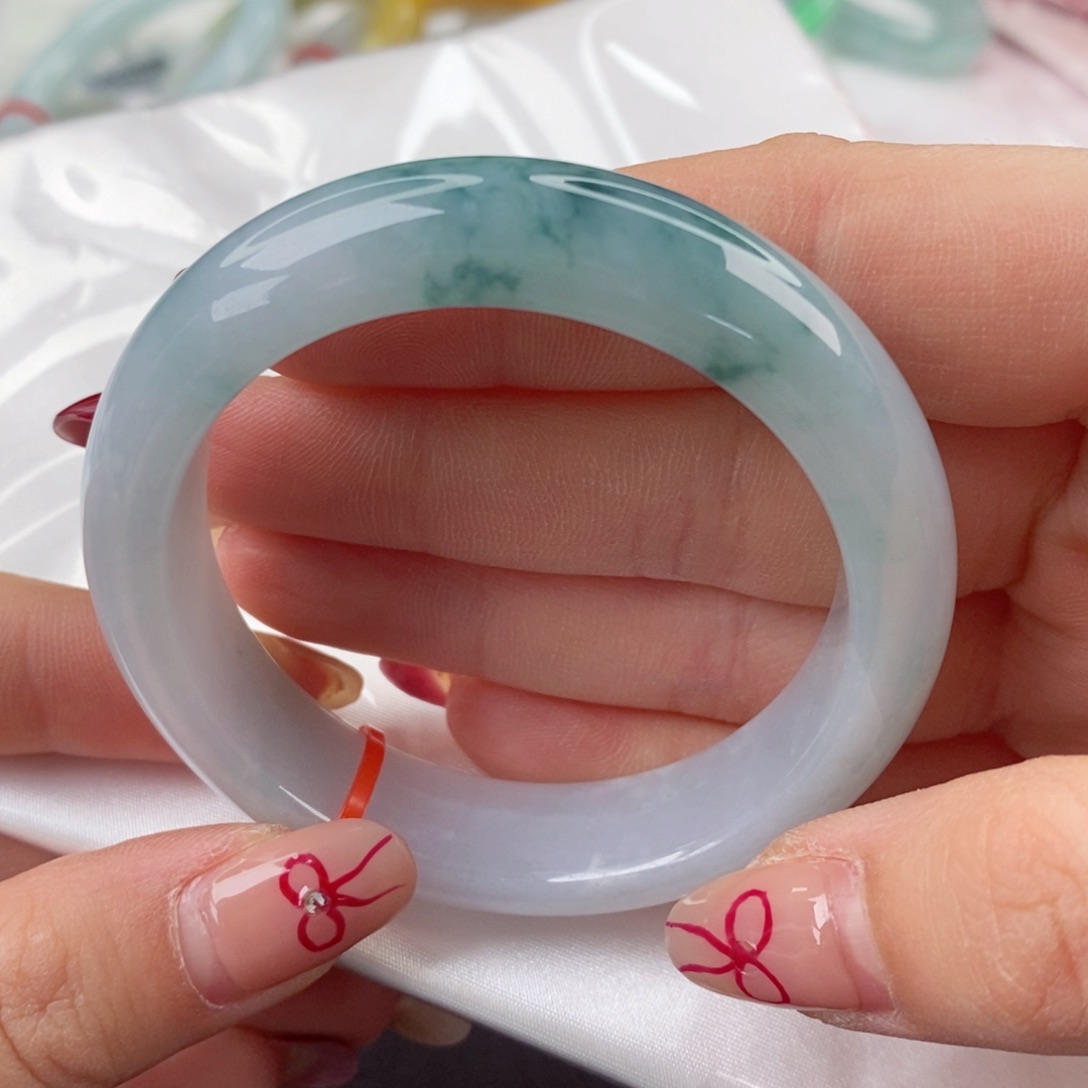 翡翠手镯未镶嵌52圈口