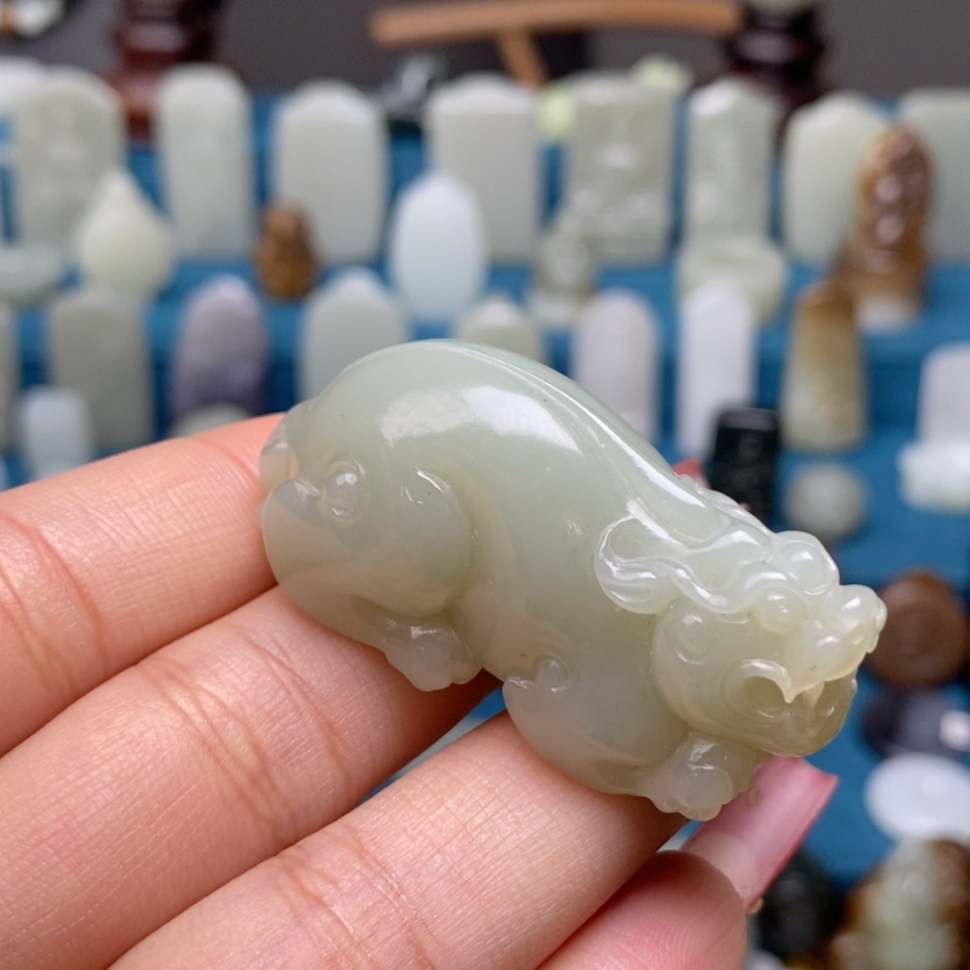 颈饰未镶嵌和田玉光****。