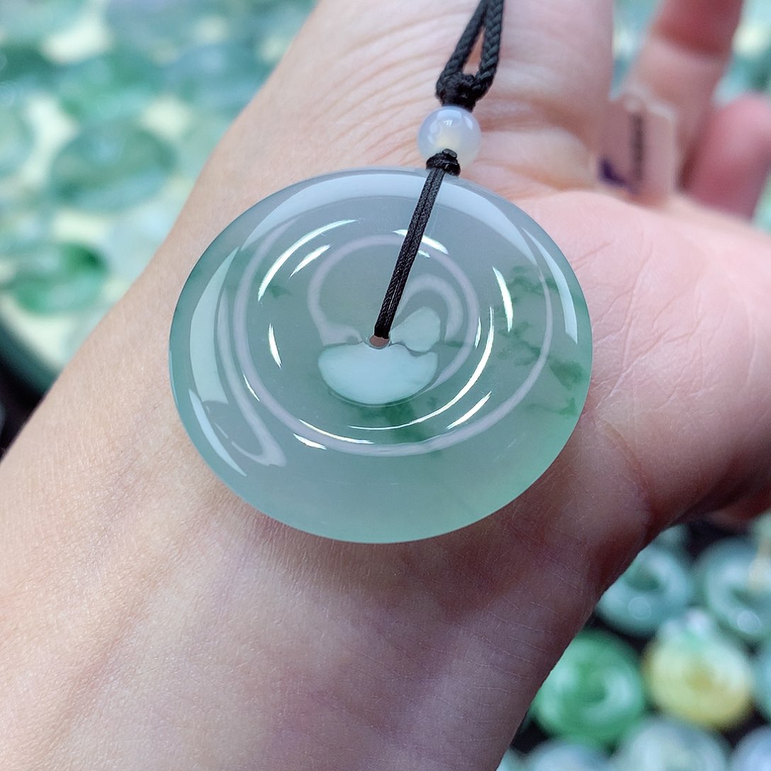 翡翠颈饰未镶嵌编号26。尺寸30.3-5.8