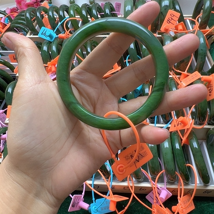 和田玉未镶嵌手镯