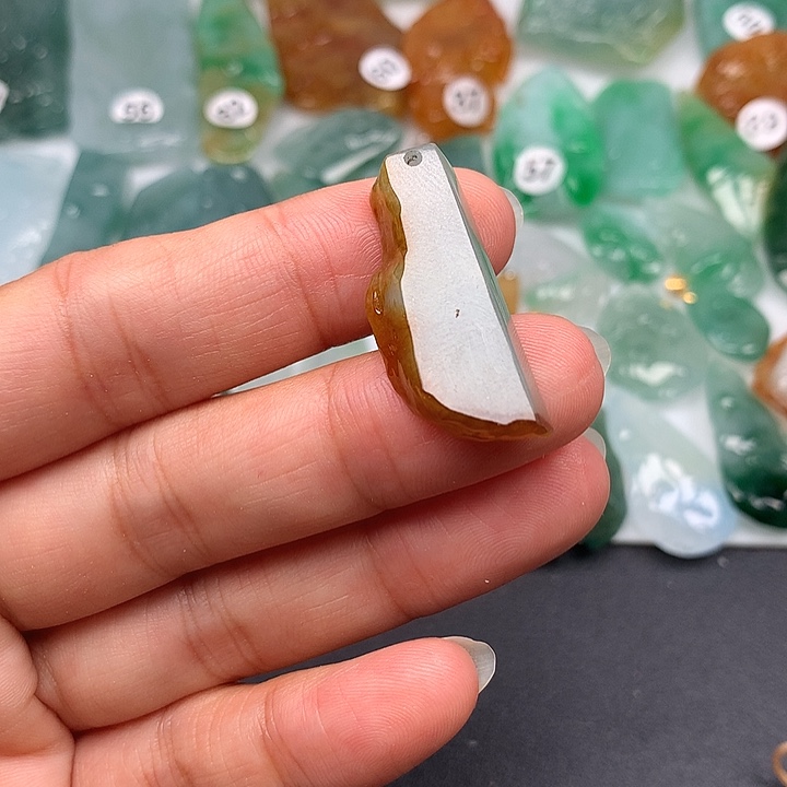 翡翠未镶嵌颈饰随型