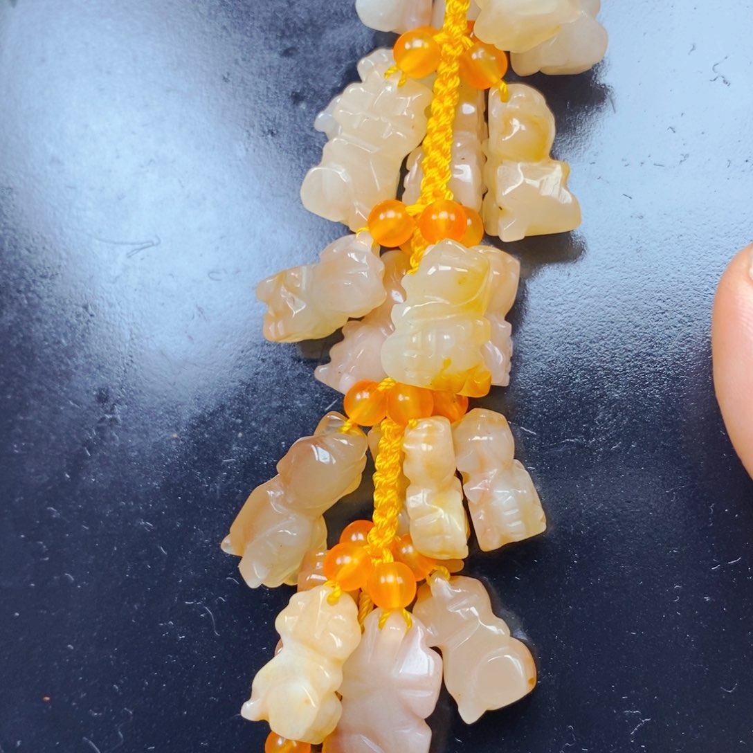 石英质玉（黄龙玉）未镶嵌颈饰