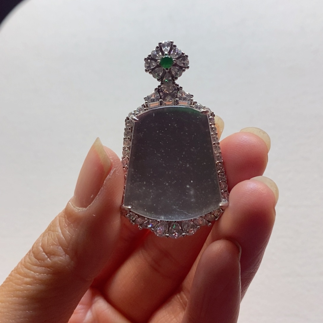 石英质玉颈饰未镶嵌好***^