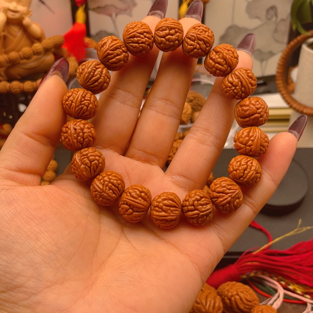 木***子桃核手串红红火火。红红火火