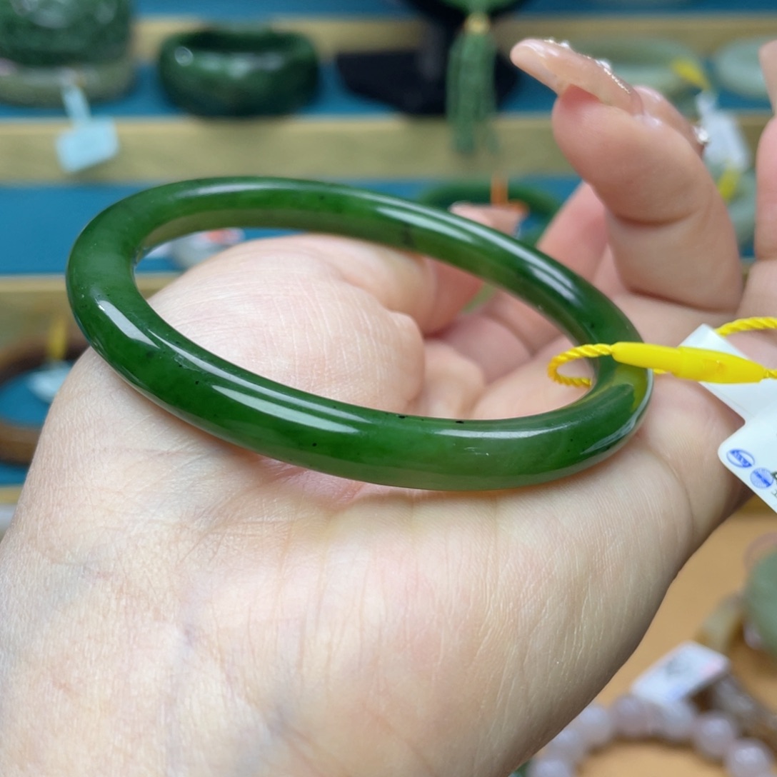 和田玉手镯58圈口。编号82未镶嵌