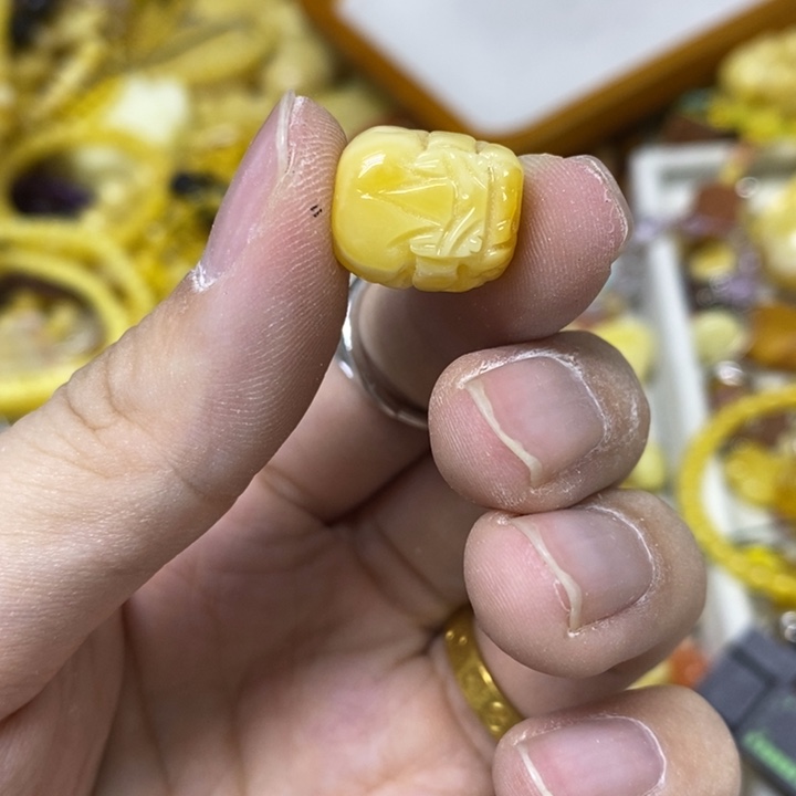 蜜蜡未镶嵌裸石吊坠