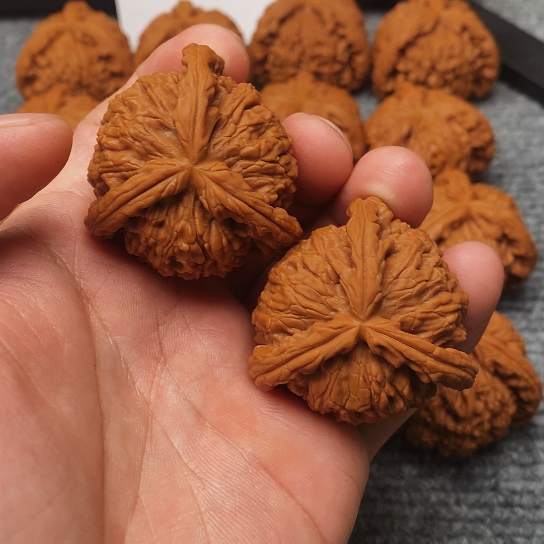 文玩核桃吊坠冷****代精工修复三棱40白奔