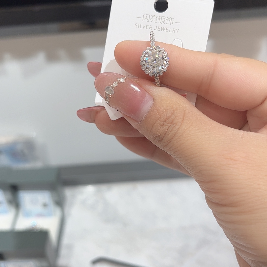 合成立方氧化锆纯银戒指99两克拉