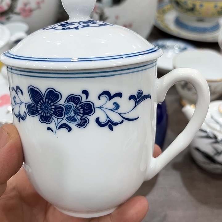 釉下五彩的瓷器和瓷器