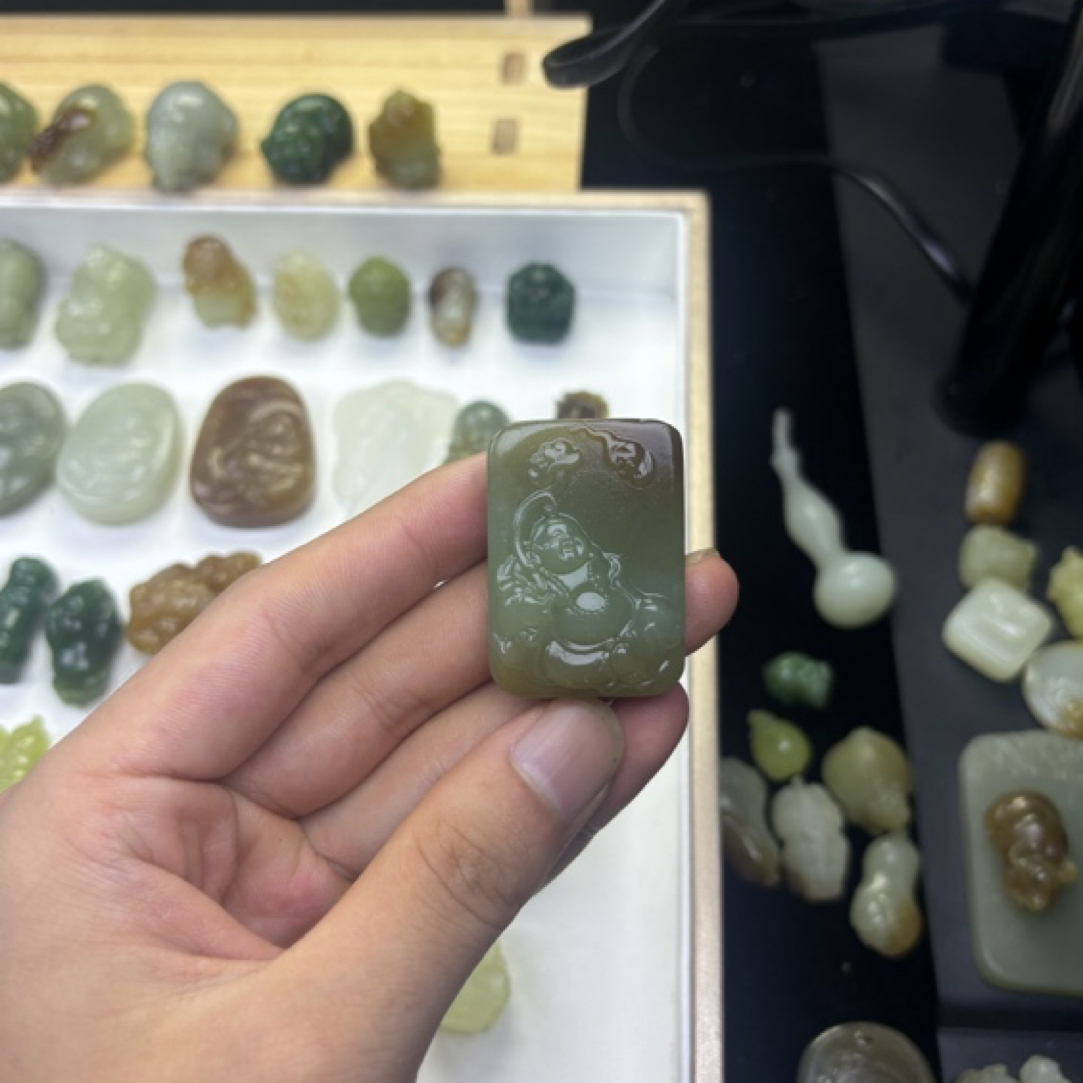 和田玉青黄口带糖精雕佛公 侧边有棉