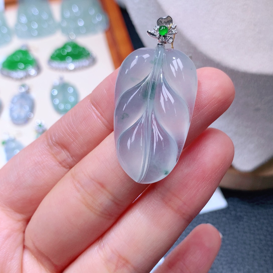 颈饰18K金镶嵌翡翠金枝玉叶