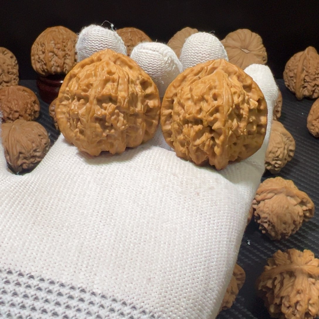 Y***J文玩核桃吊坠全品无修三角白38