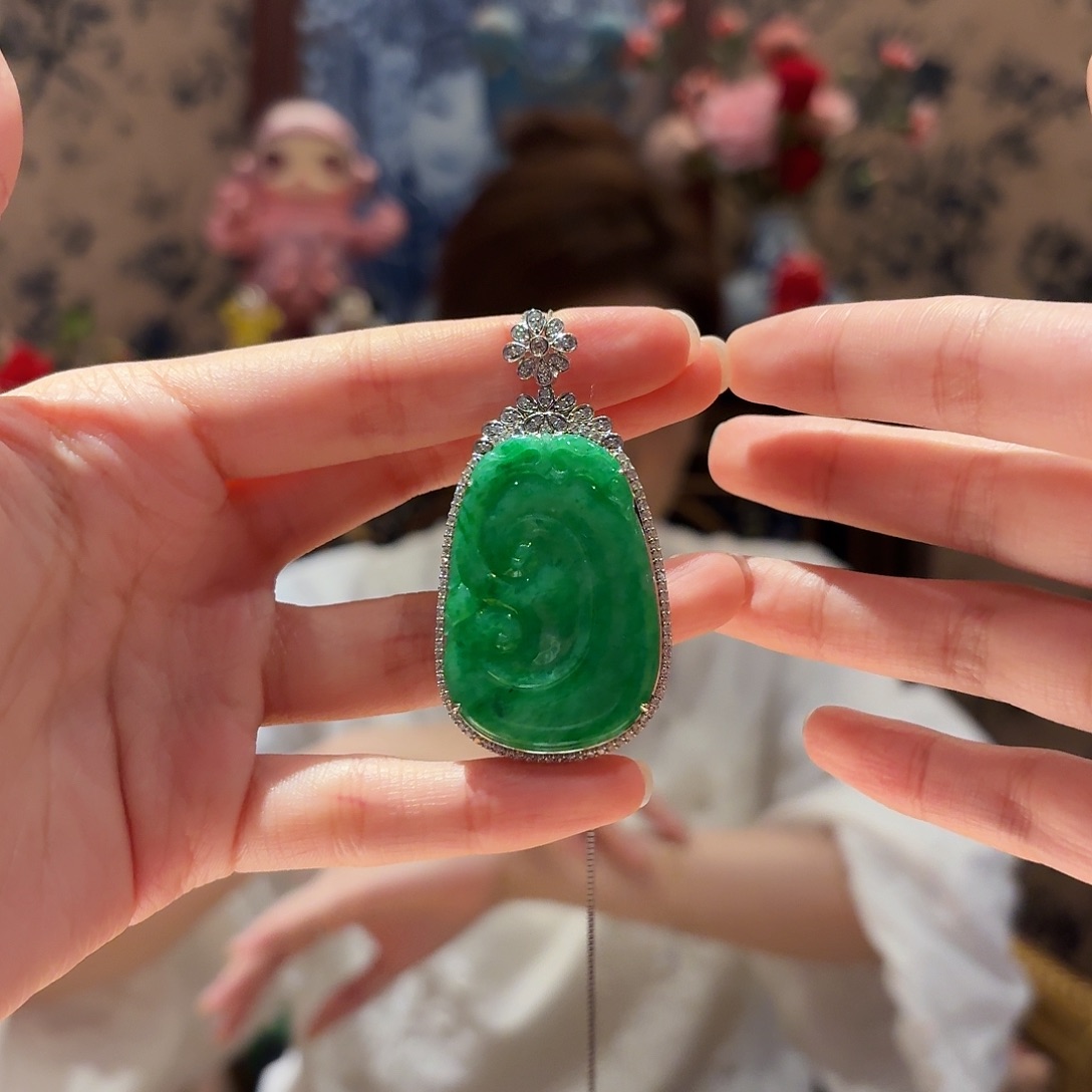 翡翠吊坠(赠链)18K金镶嵌吊坠