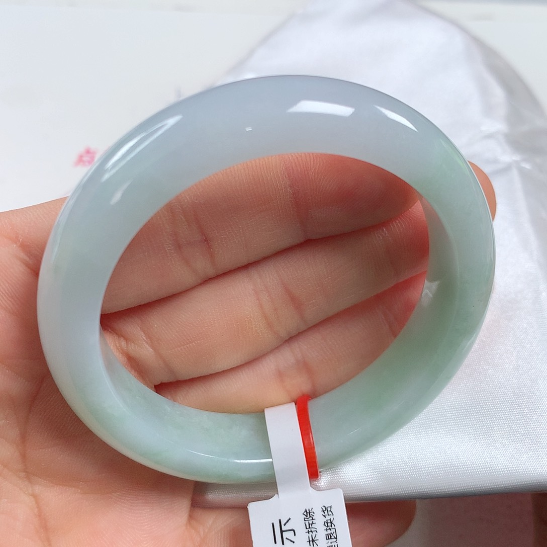 翡翠手镯未镶嵌喝****事 正圈